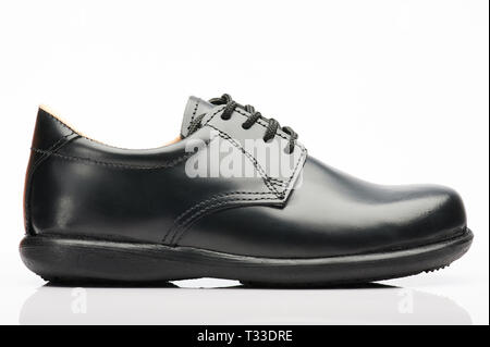 Scarpe classiche in pelle da uomo di colore nero isolate su sfondo bianco  Foto stock - Alamy