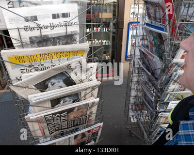 Parigi, Francia - 29 Mar 2019: Edicola chiosco vendita di premere con maschio senior guardando il piedistallo dotato Brexit news Foto Stock