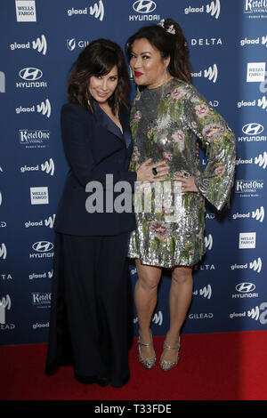 Marzo 28, 2019 - Los Angeles, CA, Stati Uniti d'America - LOS ANGELES - MAR 28: Gina Gershon, Jennifer Tilly al trentesimo annuale di GLAAD Media Awards presso il Beverly Hilton Hotel il 28 marzo 2019 a Los Angeles, CA (credito Immagine: © Kay Blake/ZUMA filo) Foto Stock