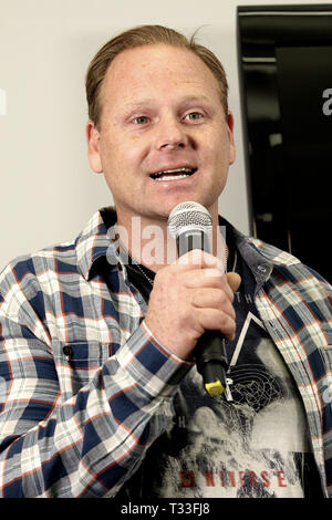 New York, NY - 13 Aprile: Nik Wallenda, parla nel corso di una conferenza stampa dove ha rivelato il suo prossimo feat avrà luogo il 29 aprile 2015 presso il ben presto sarà svelato-Orlando occhio, situato a Orlando in Florida. Wallenda tenterà di camminare sulla sommità della gigantesca ruota panoramica senza un laccio e senza un filo mentre si è in movimento. In piedi 400 metri di altezza, l'Occhio di Orlando fa parte dell'I-Drive 360 Entertainment Complex, che celebra la sua grande apertura di questo mese e si trova nel cuore di OrlandoÔs recentemente rivitalizzato ÔI INTERNAZIONALE-DriveÔ distretto. La conferenza stampa ha avuto luogo su Apri Foto Stock