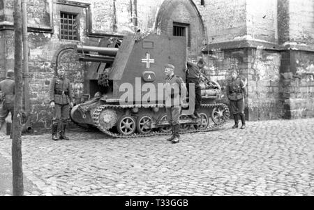 Einmarsch und Besetzung Frankreich durch die Wehrmacht / invasione e occupazione della Francia da parte della Wehrmacht / invasione occupazione et de la France par la Wehrmacht - Sturmpanzer I / Bison ho mit sIG 33 Foto Stock