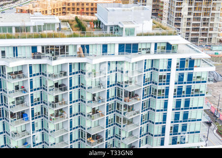 River District condos in un basso edificio con tetto a giardino, vista di lato e con nuova costruzione in background. Vancouver, B.C. Dic 2 2018. Foto Stock