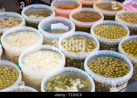 I contenitori in plastica di vario soused verdure su un mercato in stallo a Fuengirola, Costa del Sol, Spagna Foto Stock