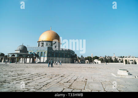 I turisti non identificato vicino alla Cupola della roccia del Monte del Tempio nella Città Vecchia di Gerusalemme in Israele. Ampia area di fronte al-Aqsa moschea Foto Stock