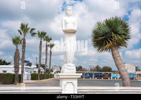 Mermaid statua nel parco tra alberi di palma Foto Stock