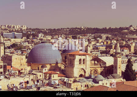 La città vecchia di Gerusalemme, la vista sui tetti di Gerusalemme dalla parte superiore dell'Ospizio austriaco. Foto Stock