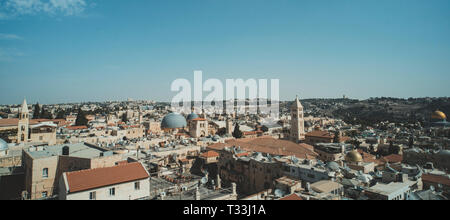 Tetti, edifici, Santo Sepolcro Chiesa Duomo e minareti elevata nella parte vecchia di Gerusalemme, Israele. Vista aerea dell'antica capitale di Israele. Lif regolari Foto Stock