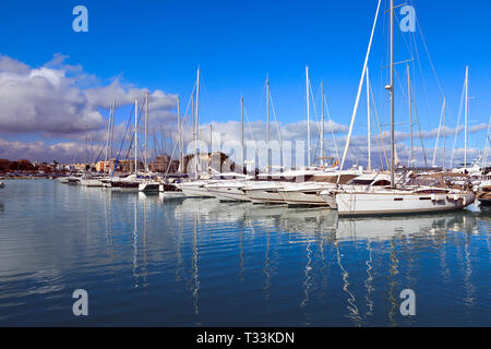 Yacht sul pontile ormeggi in marina di Puerto de Dénia in Costa Blanca, Spagna Foto Stock