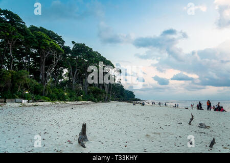 Una bella vista del tramonto da una riva. I turisti indiani sono in attesa per il tramonto sulla spiaggia numero 1 con sabbia bianca e di alti alberi bellissimi. Th Foto Stock