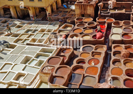 Il Marocco FES MEDINA CHOUARA CUOIO CONCERIA di lavoratori e vasche con pelli imbevuto di pigmenti colorati Foto Stock