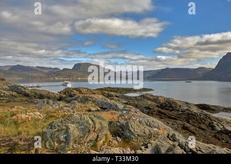 PLOCKTON WESTER ROSS Scozia litorale con il lichen ricoperta di rocce che si affaccia su Loch CARRON E lontane colline Foto Stock