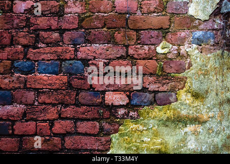 Weathered texture della vecchia macchiati di colore marrone scuro e rosso mattone sfondo parete, grungy rusty blocchi di pietra-lavoro tecnologia, colorati architetto orizzontale Foto Stock