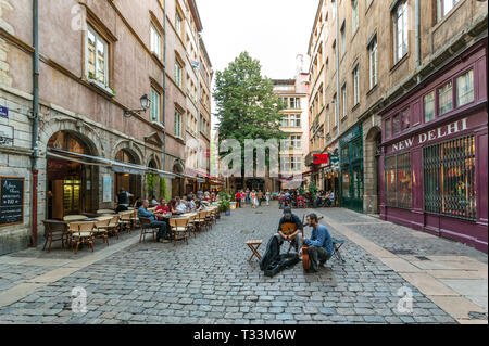 Musicisti di strada in Place De La Baleine, Vieux Lyon. Francia Foto Stock