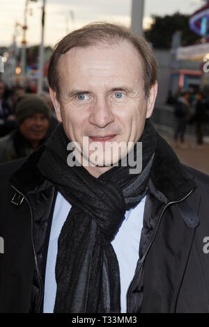 Parigi, Francia. 5 apr, 2019. Medico Pascal Leprince dall associazione Amster assiste alla serata di inaugurazione del trono Fair Foto Stock