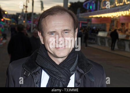 Parigi, Francia. 5 apr, 2019. Medico Pascal Leprince dall associazione Amster assiste alla serata di inaugurazione del trono Fair Foto Stock