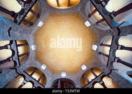 Imponente cupola dall'interno di San Pietro e la chiesa di Saint Paul a Ottmarsheim costruito nel XI secolo, Alsazia, Francia. Foto Stock