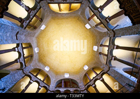 Imponente cupola dall'interno di San Pietro e la chiesa di Saint Paul a Ottmarsheim costruito nel XI secolo, Alsazia, Francia. Foto Stock