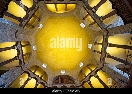 Imponente cupola dall'interno di San Pietro e la chiesa di Saint Paul a Ottmarsheim costruito nel XI secolo, Alsazia, Francia. Foto Stock