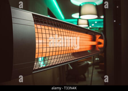 Il riscaldatore elettrico in camera. Il riscaldamento del appartamento in tempo freddo. Alogeno o riscaldatore a raggi infrarossi isolato su uno sfondo bianco Foto Stock