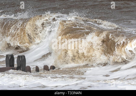 La scultura del mare, le onde che si infrangono e forte acqua Foto Stock