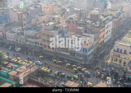 Vista superiore della strada di città della vecchia New Delhi. Vista della Vecchia Delhi da Jama Masjid minareto. 8 gennaio 2018 Foto Stock