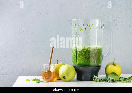 Il verde di spinaci frullato di Apple Foto Stock