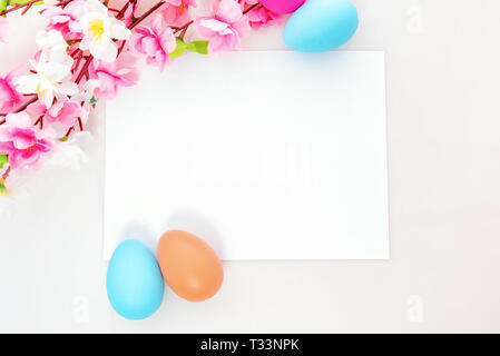 In tema di pasqua nota vuota con pastelcolored uova e spri5ng fiori. Sfondo del telaio Foto Stock