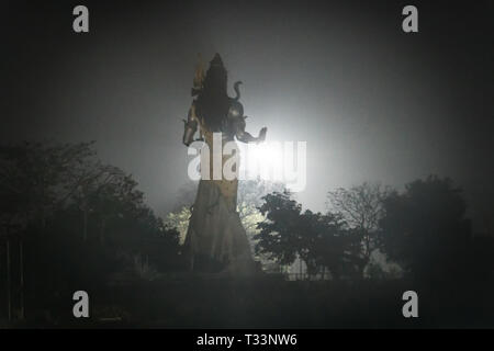 Retro di Shiva durante la notte a haridwar. Foto di una gigantesca statua di Shiva da dietro. Foto Stock