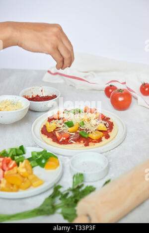 Preparare singole pizze da pizza bar Foto Stock