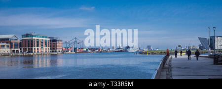 Belfast Harbour e il Titanic Quarter di Belfast in Irlanda del Nord Foto Stock