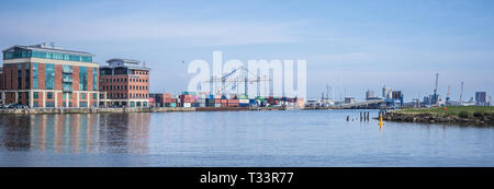 Belfast Harbour e il Titanic Quarter di Belfast in Irlanda del Nord Foto Stock