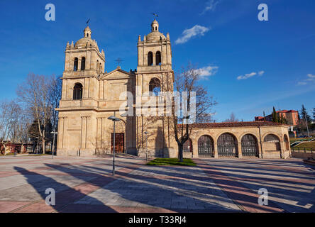 La facciata della "Iglesia Nueva del Arrabal' chiesa cattolica sulla riva del fiume Tormes a Salamanca Foto Stock