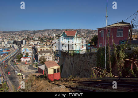 La storica Ascensor Artilleria funicolare nel Patrimonio Mondiale UNESCO Valparaiso, Cile Foto Stock