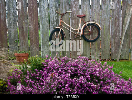 WA06522-00...WASHINGTON - Bicicletta su una recinzione in città di Eastsound su Orcas Island. Foto Stock