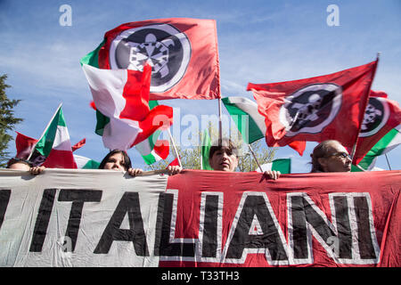 Roma, Italia. 06 apr, 2019. Manifestazione organizzata nella Torre Maura quartiere di Roma da parte di militanti di Casa Pound Credit: Matteo Nardone/Pacific Press/Alamy Live News Foto Stock