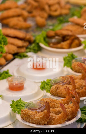 gamberi fritti e specialità di gamberi in vendita in un mercato di street food thailandia in pastella croccante. Foto Stock