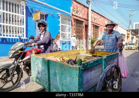 Cartagena Colombia,centro,Getsemani,residenti ispanici,uomo uomo maschio,strada roving banana plantain frutta fornitore Rolling cart,mo Foto Stock