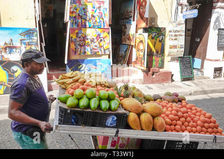 Cartagena Colombia,centro,Getsemani,africani neri ispanici,Caraibi africani,residenti,uomini maschi maschi maschi maschi maschi,frutta tropicale produrre vendo Foto Stock