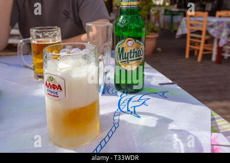 Creta, Grecia - 2 Maggio 2015: Mug con la birra in una tradizionale taverna Greca, Creta, Grecia Foto Stock