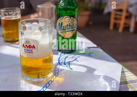 Creta, Grecia - 2 Maggio 2015: Mug con la birra in una tradizionale taverna Greca, Creta, Grecia Foto Stock