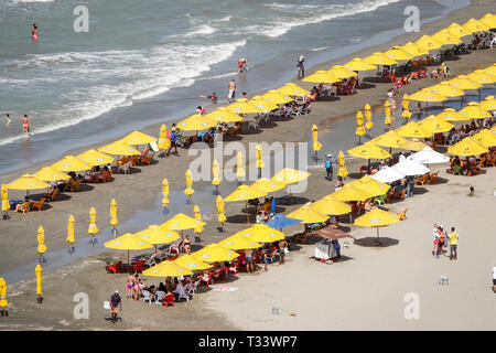 Cartagena Colombia,Bocagrande,Caribbean Sea Water,spiaggia pubblica spiagge sabbia acqua noleggio ombrelloni,ispanico Latino latino immigrati etnici m Foto Stock