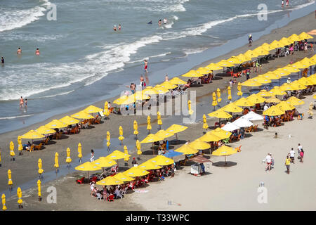 Cartagena Colombia, Bocagrande, Mar dei Caraibi, spiaggia pubblica noleggio ombrelloni, residenti ispanici, solarium, COL190121094 Foto Stock