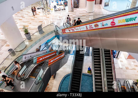 Cartagena Colombia, Bocagrande, Centro Comercial Nao plaza centro commerciale al coperto, scale mobili su più livelli, atrio, COL190121130 Foto Stock