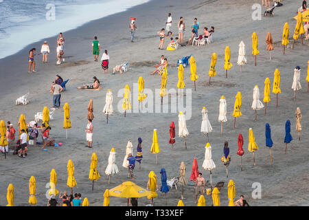 Cartagena Colombia,Bocagrande,Caribbean Sea spiaggia pubblica,acqua di sabbia,ombrelloni affitto giallo,residenti ispanici,uomo uomo maschio,donna femmina wome Foto Stock