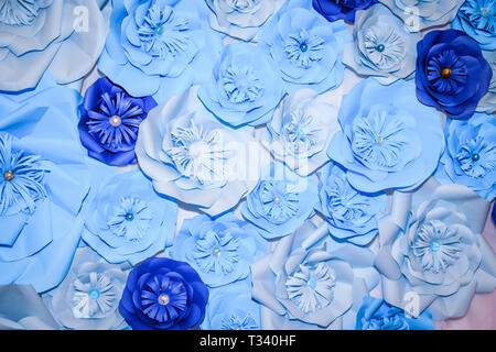 Decorazioni di carta blu fiori. Fiori di carta . Manifatture. Decorazione a  mano Foto stock - Alamy