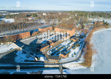 HAMEENLINNA, Finlandia - 02 Marzo 2019: una vista dall'altezza degli edifici e la strada mostra del Museo di Artiglieria (Fotografia aerea Foto Stock