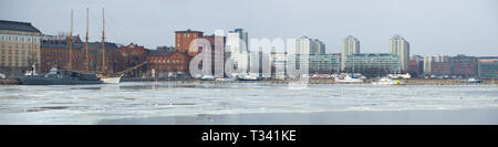 HELSINKI, Finlandia - 08 Marzo 2019: Panorama della moderna Helsinki su un nuvoloso giorno di marzo Foto Stock