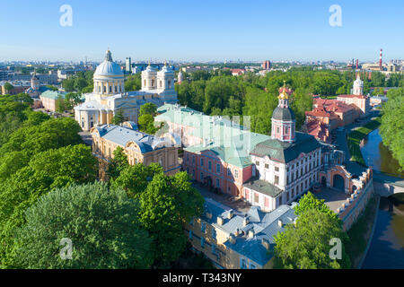 Soleggiato giorno di maggio su Alexander Nevsky Lavra (fotografia aerea). San Pietroburgo, Russia Foto Stock