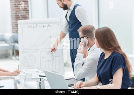 Il team Aziende a discutere di nuove opportunità alla riunione in ufficio . Foto Stock