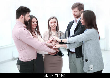 Ritratto di fiducioso team aziendale le mani di impilamento Foto Stock